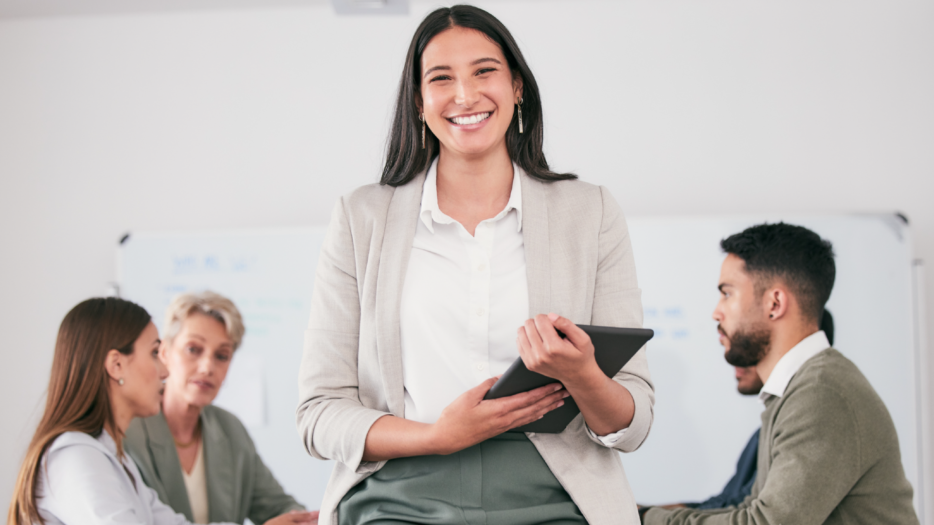 Mesa de trabajo 1 copia 2 7 formas de usar IA para ahorrar tiempo al crear capacitaciones